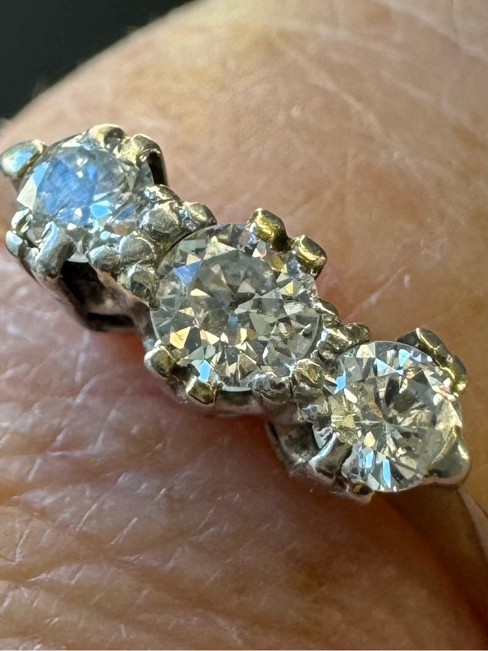 18 KT Yellow & White Gold Diamond Ring Featuring 3 Brilliant Cut Stones - Size 9